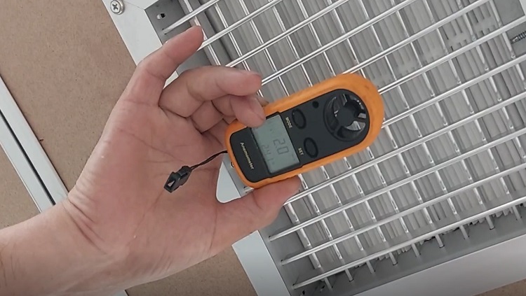 수술실 클린룸 시공- HEPA필터를 교체하고 풍속을 측정하는 사진